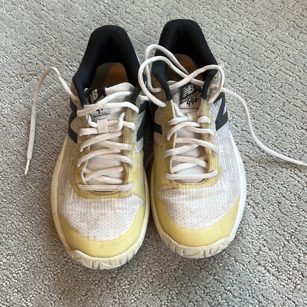 New balance tennis shoes